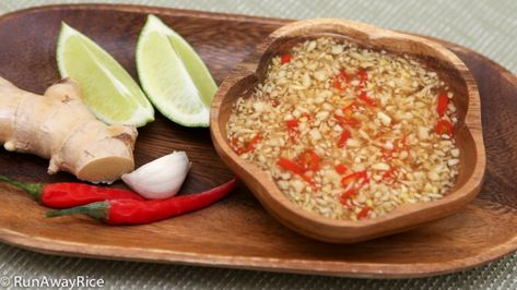 5. Pha nước mắm gừng
Giã nhuyễn nhánh nhỏ gừng, 3 tép tỏi và 3 ớt, sau đó cho vào chén. Thêm 3 muỗng canh nước mắm ngon, 2 muỗng nước lọc, 1 muỗng đường và 1 muỗng nước cốt chanh, khuấy đều cho tan hết gia vị. Tùy khẩu vị, có thể điều chỉnh lượng gia vị cho phù hợp.