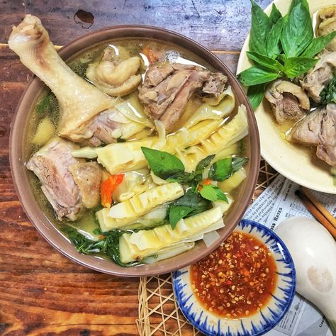 Bún măng vịt là món ăn quen thuộc trong ẩm thực Việt Nam, đặc biệt là vào những ngày mưa hay thời tiết se lạnh. Với hương vị thanh ngọt từ măng tươi, thịt vịt mềm ngọt và nước dùng đậm đà, món ăn này không chỉ ngon mà còn dễ chế biến tại nhà. Dưới đây yêu bếp núc sẽ hướng dẫn chi tiết cách nấu bún măng vịt chuẩn vị, thơm ngon như ngoài tiệm.