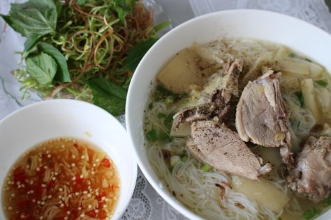 6. Hoàn thiện và thưởng thức
Cho bún vào tô, xếp thịt vịt lên trên, sau đó chan nước dùng nóng lên. Rắc hành lá, rau mùi và tiêu lên trên. Dùng kèm với rau sống và chấm với nước mắm gừng.