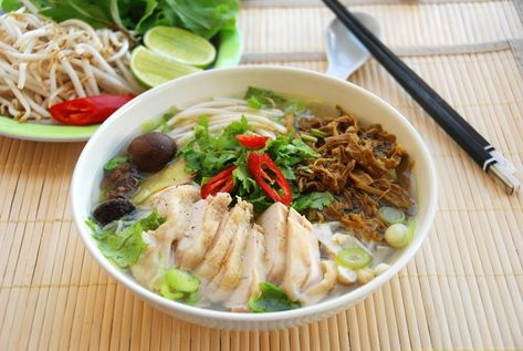 Mẹo và Lưu Ý Để Món Bún Măng Vịt Ngon
Khi sơ chế vịt, việc khử mùi tanh rất quan trọng. Sử dụng hỗn hợp rượu, chanh và muối sẽ giúp loại bỏ mùi hôi hiệu quả.
Măng tươi sau khi luộc cần xả lại với nước lạnh để giữ độ giòn và màu sắc.
Nước dùng nên được nấu từ nước luộc vịt để giữ hương vị đậm đà và ngọt tự nhiên.
Pha nước mắm gừng với tỷ lệ phù hợp sẽ làm tăng hương vị cho món ăn.
Khi thưởng thức, nên ăn kèm với rau sống để tăng thêm độ giòn và hương vị tươi mát.