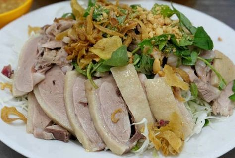 4. Trộn gỏi:
Cho thịt vịt, bắp cải, hành tây và rau răm vào tô lớn.
Rưới đều nước trộn gỏi, dùng tay (đeo bao tay) hoặc đũa trộn nhẹ để các nguyên liệu thấm đều.
Để khoảng 10 phút cho ngấm gia vị là có thể dùng được.