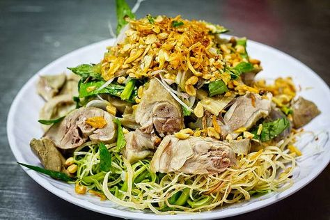 Trộn gỏi:
Cuối cùng rắc thêm đậu phộng rang và hành phi lên trên.
Cho thịt vịt xé, hoa chuối, hành tây, cà rốt, rau thơm vào một thau lớn.
Rưới nước mắm trộn gỏi vào từ từ, đảo nhẹ tay cho thấm đều.
Nêm nếm lại vừa miệng.