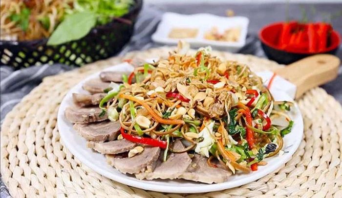 Gỏi vịt là món ăn dân dã nhưng đầy hấp dẫn, kết hợp giữa vị ngọt mềm của thịt vịt, độ giòn của rau củ hòa quyện cùng với nước mắm gừng chua cay làm nên món ăn thơm ngon hơn. Nếu bạn đang tìm kiếm công thức chuẩn để chế biến cách làm gỏi vịt tại nhà, hãy cùng yêu bếp núc theo dõi bài viết dưới đây.