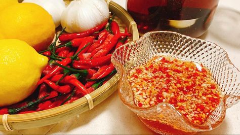 Pha nước trộn gỏi (nước mắm chua ngọt):
3 muỗng nước mắm
2 muỗng đường
2 muỗng nước cốt chanh hoặc giấm
1 muỗng nước lọc
Tỏi và ớt băm nhuyễn → Khuấy đều cho tan.