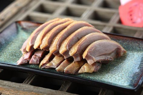 Sơ chế và luộc vịt:
Vịt rửa với muối, gừng và rượu trắng để khử mùi hôi.
Cho vịt vào nồi luộc với vài lát gừng và 1 củ hành đập dập. Khi chín, vớt ra để nguội rồi xé nhỏ hoặc thái mỏng tùy thích.
Nước luộc vịt có thể tận dụng nấu cháo nếu muốn.