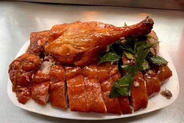 1. Giới thiệu món vịt quay lá móc mật
Vịt quay lá móc mật là món ăn đặc sản nổi tiếng của Lạng Sơn. Là món ăn đặc sản của núi rừng bởi hương thơm đặc trưng của lá móc mật hòa quyện với thịt vịt mềm ngọt, da vàng giòn rụm. Với công thức của yêu bếp núc chi tiết dưới đây, bạn hoàn toàn có thể tự tay làm vịt quay lá móc mật chuẩn vị ngay tại nhà.