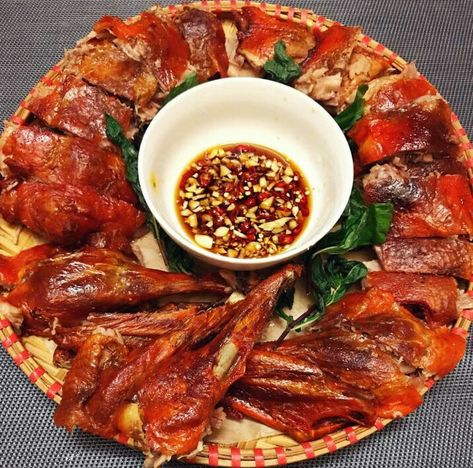 6. Thưởng thức và bảo quản
Chặt vịt thành miếng vừa ăn, ăn kèm bánh hỏi, bún hoặc cơm nóng.
Có thể chấm với nước tương pha tỏi, ớt, hoặc nước chấm đặc biệt từ nước quay vịt.