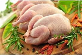 Sơ chế vịt:
Rửa sạch vịt bằng nước muối loãng và rượu trắng để khử mùi hôi.
Dùng gừng đập dập chà xát quanh da vịt, rửa lại nước sạch.
Để vịt ráo nước, có thể dùng khăn lau khô bên ngoài.