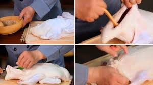 Ướp gia vị:
Xay nhuyễn hành, tỏi, gừng.
Trộn với ngũ vị hương, nước tương, mật ong, tiêu, dầu hào muối, đường đã chuẩn bị.
Nhồi lá móc mật vào bụng vịt. Dùng hỗn hợp gia vị thoa đều cả bên ngoài và bên trong vịt.
Ướp ít nhất 2-3 tiếng, ngon nhất là để qua đêm trong ngăn mát.