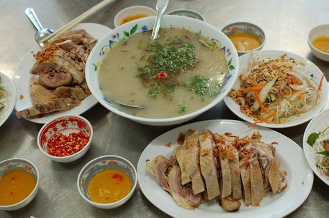Bước 5: Trình Bày & Thưởng Thức

Múc cháo ra tô, rắc hành lá, rau răm, tiêu xay lên trên.

Thêm vài miếng thịt vịt chặt sẵn hoặc ăn kèm với gỏi vịt riêng với nước mắm gừng.

Trong quá trình nấu cháo vịt thì bạn có thể tận dụng phần thịt vịt để làm món gỏi. Mình có chia sẻ cách làm gỏi vịt ngon tại nhà các bạn có thể kham khảo thêm.