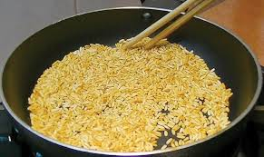 Bước 3: Rang Gạo & Nấu Cháo

Trộn gạo tẻ + nếp, vo sạch. Rang gạo với chút dầu ăn cho thơm.

Đổ nước luộc vịt vào nấu cháo. Ninh nhỏ lửa 30–45 phút cho cháo nhừ, sánh.

Cho gừng thái sợi, hành phi thơm vào. Nêm nếm: 1 thìa hạt nêm, 1 thìa nước mắm, ½ thìa muối, ½ thìa tiêu (điều chỉnh theo khẩu vị).