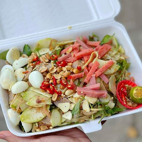 Tré trộn là món ăn vặt được yêu thích bởi hương vị chua cay mặn ngọt đầy kích thích. Món ăn có nguồn gốc từ miền Trung, nay đã phổ biến rộng khắp cả nước. Nếu bạn đang tìm cách làm tré trộn ngon tại nhà, bài viết dưới đây yêu bếp núc sẽ hướng dẫn chi tiết từng bước để bạn có thể tự tay thực hiện một đĩa tré trộn hấp dẫn cho cả nhà.