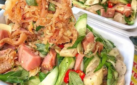 3. Cách làm tré trộn ngon tại nhà
Cho tré, nem chua, chả bò, xoài bào, rau răm vào tô lớn.
Rưới nước trộn đã pha vào, trộn đều tay để các nguyên liệu ngấm vị.
Thêm đậu phộng rang và hành phi lên trên.
Trình bày ra dĩa, trang trí thêm rau thơm nếu thích.