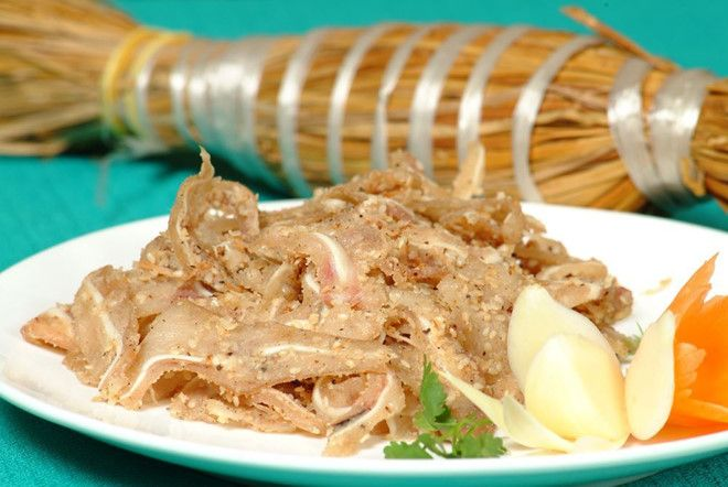 4. Mẹo nhỏ để tré trộn thêm ngon
Chọn tré có nguồn gốc rõ ràng, không bị chua gắt hay quá dai.
Trộn tré ngay trước khi ăn để giữ độ giòn và tươi mới.
Có thể thêm bánh tráng nướng bẻ nhỏ để ăn kèm tăng độ giòn vui miệng.