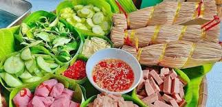 Để làm món tré trộn chuẩn vị, bạn cần chuẩn bị những nguyên liệu sau:
1 cuốn tré (có thể mua tré heo gói sẵn ở chợ hoặc siêu thị)
100g nem chua
100g chả bò hoặc chả lụa
1 quả xoài xanh
Rau răm, húng lủi, ngò rí
50g đậu phộng rang
Hành phi (tùy thích)
Ớt, tỏi, nước mắm, đường, muối, chanh (hoặc tắc)
