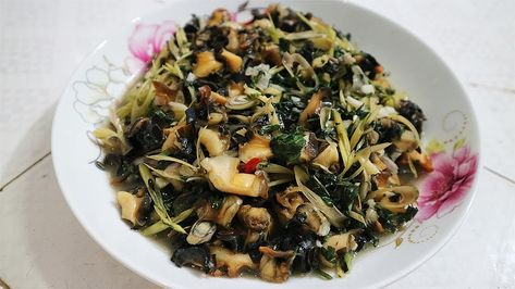 Sơ chế ốc hương: Rửa sạch ốc, ngâm trong nước có ớt cắt nhỏ khoảng 1 giờ để ốc nhả bùn. Sau đó, luộc ốc trong nước sôi khoảng 3-4 phút đến khi miệng ốc mở ra.

Chuẩn bị gia vị: Sả đập dập, băm nhỏ. Ớt cắt lát. Tỏi băm nhuyễn. Rau răm rửa sạch.

Pha nước sốt: Trộn đều nước mắm, đường, hạt nêm, bột ngọt, tiêu, cốt me và nước lọc.

Xào ốc: Phi thơm tỏi và sả trong dầu nóng, thêm ớt vào xào khoảng 2 phút. Cho ốc và nước sốt vào, đảo đều trên lửa lớn khoảng 3 phút cho ốc thấm gia vị.

Hoàn thành: Trút ốc ra đĩa, rắc rau răm lên trên và thưởng thức cùng muối ớt xanh hoặc nước mắm gừng.