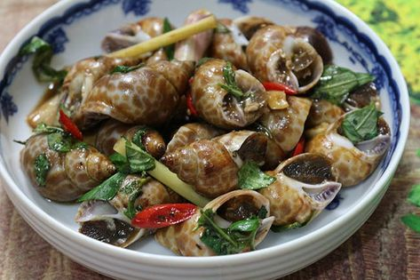 Sơ chế ốc hương: Rửa sạch ốc, để ráo nước.

Chuẩn bị gia vị: Bóc vỏ me, lấy hạt me ra. Băm nhỏ hành tím và hành tây.

Xào ốc: Đun nóng chảo, cho dầu vào, thêm hành tím và hành tây vào xào cho thơm. Cho ốc hương vào chảo, xào khoảng 5 phút.

Thêm me và gia vị: Cho me và các gia vị vào chảo, xào đến khi me chín và ốc được ướp đều gia vị.