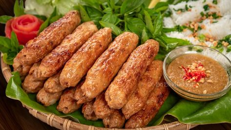 Nem nướng Nha Trang là một trong những đặc sản trứ danh của vùng biển miền Trung, nổi bật bởi hương vị đậm đà, thơm ngon và cách trình bày bắt mắt. Với công thức cách làm nem nướng Nha Trang chi tiết dưới đây của yêu bếp núc, bạn hoàn toàn có thể thực hiện tại nhà để chiêu đãi cả gia đình.