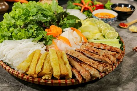 Bước 4: Cuốn và thưởng thức
Bày nem nướng ra dĩa cùng rau sống, bánh tráng giòn, đồ chua và bánh tráng.
Khi ăn, lấy bánh tráng cuốn nem cùng rau và chấm nước sốt béo ngậy đặc trưng.