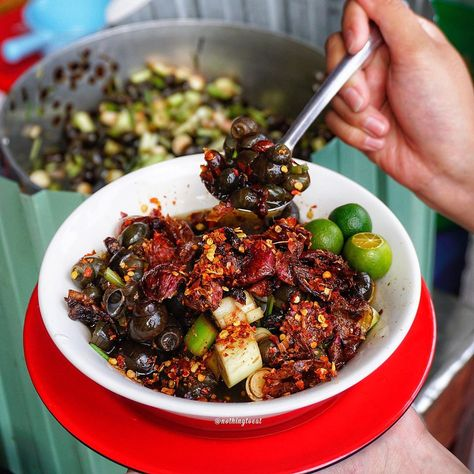 Hôm nay, yêu bếp núc sẽ hướng dẫn cách làm ốc hút Điện Phương tại nhà dưới bài viết dưới đây nhé!

Ốc hút Điện Phương là món ăn vặt nổi tiếng của Đà Nẵng, đặc biệt được yêu thích bởi giới trẻ. Món ăn này có hương vị đậm đà, cay nồng, thường được chế biến từ các loại ốc như ốc bươu, ốc gạo, ốc đinh, kết hợp với sả, ớt, nước dừa và gia vị đặc trưng. Khi thưởng thức, thực khách sẽ dùng miệng "hút" nhẹ để lấy phần thịt ốc bên trong, cảm nhận vị dai giòn và đậm đà.