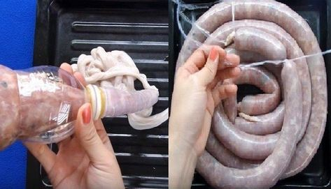 Dùng phễu hoặc máy nhồi để cho hỗn hợp thịt vào ruột heo đã làm sạch.
Nhồi vừa chặt tay, tránh bị bục. Dùng tăm chọc nhẹ để thoát khí, tránh bị phồng.
Buộc dây chia thành từng đoạn dài khoảng 15–20cm.