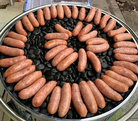 Bước 1: Chuẩn Bị Đá Nướng Và Nướng Lạp Xưởng
Đặt viên đá phiến lên bếp than hoặc lò nướng, làm nóng trước 10–15 phút cho đến khi đá giữ nhiệt tốt.
Đặt từng cây lạp xưởng lên mặt đá nóng. Trở đều tay để lạp xưởng chín đều, vàng ươm bên ngoài.
Khi mỡ chảy ra và mặt ngoài có màu nâu cánh gián, dậy mùi thơm là đạt.