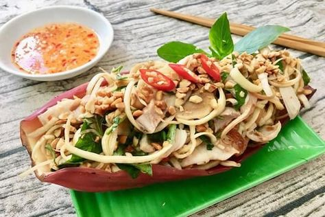 Bước 4: Trộn gỏi
Cho hoa chuối vào một thau lớn, thêm thịt, tôm, các loại rau thơm cắt nhỏ.
Rưới nước mắm trộn gỏi lên, dùng tay (đeo bao tay) trộn nhẹ nhàng để không làm hoa chuối bị gãy nát.
Nêm nếm lại một lần nữa cho vừa miệng.
Cuối cùng, rắc thêm đậu phộng rang giã dập lên trên.