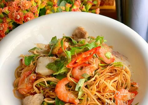 Gỏi hoa chuối tôm thịt là món ăn dân dã, thanh mát và giàu dinh dưỡng, được rất nhiều người yêu thích. Với vị chua ngọt hài hòa, hoa chuối giòn giòn kết hợp với tôm thịt béo ngậy, món gỏi không chỉ hấp dẫn về hương vị mà còn bắt mắt về màu sắc. Trong bài viết này, hãy cùng yêu bếp núc khám phá cách làm gỏi hoa chuối tôm thịt ngon đúng chuẩn ngay tại nhà với những nguyên liệu dễ tìm và hướng dẫn chi tiết.