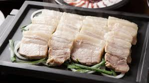 Thịt ba chỉ: Rửa sạch, luộc với chút muối và gừng cho thơm. Khi thịt chín, vớt ra để nguội rồi thái lát mỏng vừa ăn.