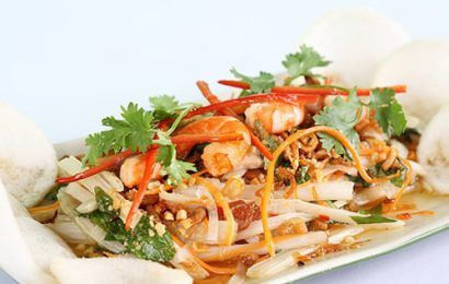 Gỏi ngó sen tôm thịt là một món ăn truyền thống quen thuộc trong bữa cơm gia đình Việt Nam, đặc biệt là trong các dịp lễ, Tết hoặc những buổi tiệc thân mật. Sự kết hợp hài hòa giữa ngó sen giòn sần sật, tôm tươi ngọt thịt và thịt heo mềm béo tạo nên hương vị vừa thanh mát, vừa đậm đà, rất dễ ăn và không ngán.
Không chỉ ngon miệng, món gỏi ngó sen tôm thịt còn có giá trị dinh dưỡng cao, tốt cho hệ tiêu hóa và làn da. Trong bài viết này, bạn sẽ được yêu bếp núc hướng dẫn chi tiết cách làm gỏi ngó sen tôm thịt ngon đúng chuẩn, dễ làm tại nhà, ai cũng có thể thực hiện.