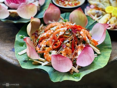 Mẹo nhỏ giúp gỏi ngó sen thêm ngon
Chọn ngó sen tươi: Ngó sen non, trắng, giòn là yếu tố chính tạo nên độ ngon của món gỏi.
Không trộn gỏi quá sớm: Nên trộn trước khi ăn khoảng 15–20 phút để tránh bị chảy nước và mất độ giòn.
Tùy chỉnh độ chua cay: Có thể điều chỉnh lượng chanh và ớt tùy khẩu vị gia đình, nhưng không nên quá cay làm mất vị ngọt thanh của ngó sen và tôm thịt.
