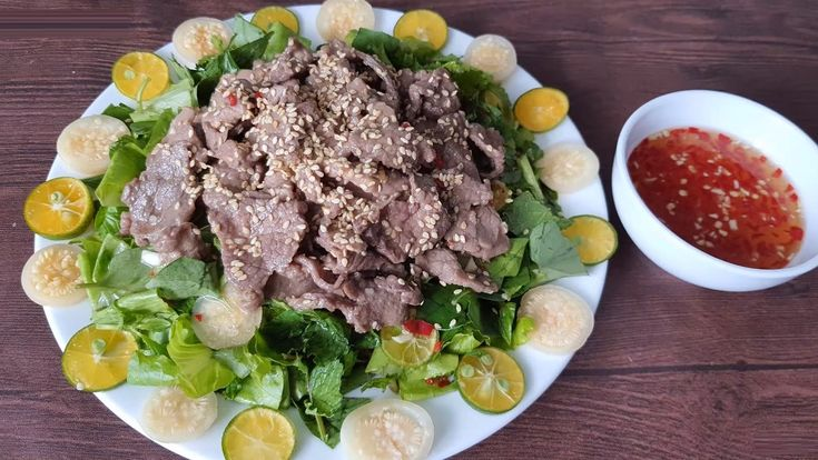 Gỏi bò cà pháo là món ăn độc đáo, kết hợp giữa thịt bò mềm ngọt, cà pháo giòn giòn và nước trộn chua ngọt đậm đà. Món ăn này không chỉ thơm ngon mà còn dễ làm, phù hợp cho những ngày hè oi ả hoặc làm món nhậu lai rai cho bạn bè. Cùng vào bếp với yêu bếp núc để thực hiện cách làm gỏi bò cà pháo hấp dẫn này nhé!