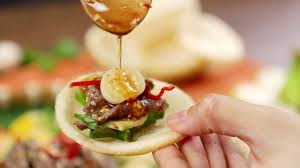 💡 Mẹo Nhỏ Khi Làm Gỏi Bò Cà Pháo

Chọn cà pháo: Nên chọn quả cà pháo bánh tẻ, không quá non cũng không quá già để đảm bảo độ giòn và không bị chát.

Khử mùi thịt bò: Trước khi chế biến, bạn có thể ngâm thịt bò với rượu trắng khoảng 15 phút rồi rửa sạch để khử mùi hôi.

Nước trộn gỏi: Tùy theo khẩu vị, bạn có thể điều chỉnh độ chua, cay, mặn, ngọt của nước trộn gỏi bằng cách thay đổi lượng đường, dấm, nước mắm và ớt.