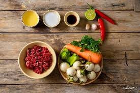Để làm gỏi bò cà pháo cho 2 người, bạn cần chuẩn bị các nguyên liệu sau:

Thịt bò: 200g (chọn phần thăn hoặc bắp bò)

Cà pháo: 200g (chọn quả bánh tẻ, không quá non cũng không quá già)

Khế chua: 2 trái

Cà rốt: 1 củ nhỏ

Ớt sừng và ớt hiểm: Mỗi thứ 2 trái

Sả: 2 cây

Quất: 4 trái

Vừng rang: 50g

Rau húng lủi: 1 mớ nhỏ

Gia vị: Đường, dấm, muối, nước mắm, chanh, tỏi, ớt, gừng