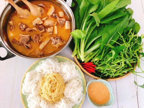 Vịt nấu chao là món ăn đặc sản nổi tiếng của miền Tây Nam Bộ, với hương vị đậm đà, béo ngậy và thơm lừng. Món ăn này không chỉ hấp dẫn bởi vị ngon mà còn bởi cách chế biến tinh tế, kết hợp hoàn hảo giữa thịt vịt, khoai môn và chao – một loại gia vị đặc trưng của người Hoa. Trong bài viết này, yêu bếp núc sẽ hướng dẫn cách làm vịt nấu chao chuẩn vị miền Tây, từ khâu sơ chế đến hoàn thiện món ăn.