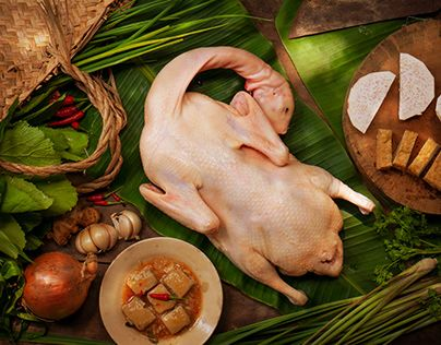 🦆 Nguyên Liệu Cần Chuẩn Bị
Để làm món vịt nấu chao ngon, bạn cần chuẩn bị những nguyên liệu sau:
Vịt: 1 con (khoảng 1,5 – 2 kg), nên chọn vịt tơ để thịt mềm và ngọt.
Chao: 3 viên chao trắng và 3 viên chao đỏ.
Khoai môn: 500g, gọt vỏ, cắt miếng vừa ăn.
Rau ăn kèm: Rau muống, rau răm, bắp chuối, cải bẹ xanh.
Gia vị: Hành tím, tỏi, gừng, sả, ớt, tiêu, đường, muối, hạt nêm, dầu hào, dầu mè, nước dừa tươi.