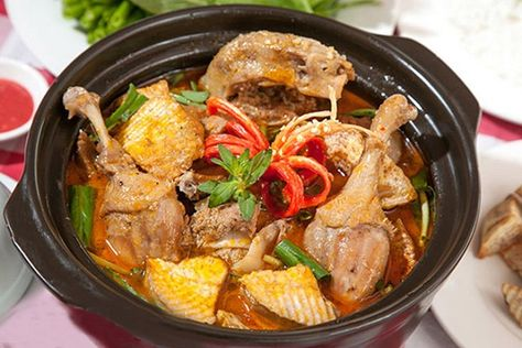 💡 Mẹo Nhỏ Để Món Ăn Thêm Ngon
Chọn vịt tơ: Thịt vịt tơ sẽ mềm và ngọt hơn, phù hợp để nấu món vịt nấu chao.
Ướp thịt qua đêm: Nếu có thời gian, bạn có thể ướp thịt vịt qua đêm để gia vị thấm đều hơn.
Sử dụng nồi đất: Nấu vịt nấu chao trong nồi đất sẽ giúp giữ được hương vị thơm ngon của món ăn.
