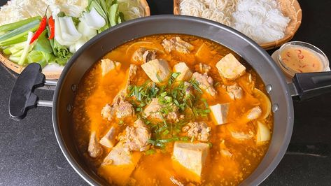 🍽️ Thưởng Thức Món Ăn
Vịt nấu chao thường được ăn kèm với bún tươi hoặc mì. Trong thời gian đợi nồi lẩu chín, bạn hãy chuẩn bị các loại rau ăn kèm như rau muống, rau đắng, bắp chuối, cải bẹ xanh… rửa sạch và để sẵn. Cho nước lẩu vào bún, chấm thịt vịt cùng nước xốt chao đã chế biến ở trên. Bạn có thể để nồi lẩu trên bếp gas mini hoặc bếp điện để làm nóng nồi lẩu.