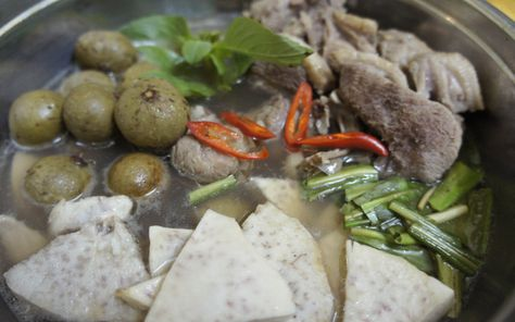 Vịt om sấu là một món ăn đặc trưng của miền Bắc, được yêu thích bởi hương vị chua thanh từ quả sấu hòa quyện cùng thịt vịt mềm ngon, béo ngậy. Món ăn này thường xuất hiện trong các bữa cơm gia đình vào mùa hè, khi sấu đang vào vụ. Bài viết dưới đây yêu bếp núc sẽ hướng dẫn bạn cách nấu vịt om sấu miền Bắc chuẩn vị ngay tại nhà, cùng với mẹo chọn nguyên liệu và bí quyết để món ăn thêm hấp dẫn.