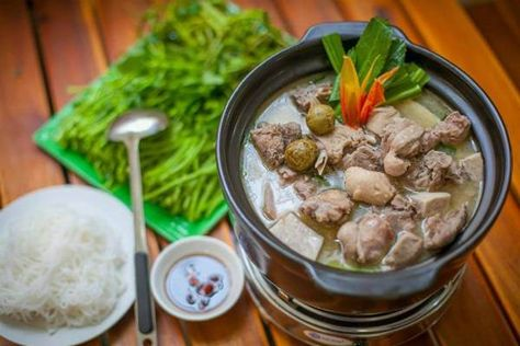 5. Thưởng Thức Món Vịt Om Sấu
Món vịt om sấu ngon nhất là khi ăn nóng. Bạn có thể dùng kèm với bún tươi, cơm trắng hoặc bánh mì. Nước dùng sánh nhẹ, đậm đà, có vị chua thanh của sấu, thịt vịt mềm, thơm mà không bị ngấy. Khoai sọ bùi, thấm vị, là điểm nhấn khiến món ăn thêm hấp dẫn.