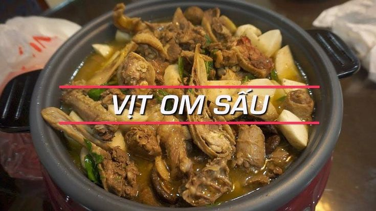 Khi thịt và khoai đã chín mềm, dùng muỗng dầm nhẹ vài quả sấu để nước dùng có vị chua rõ hơn.
Nêm nếm lại gia vị vừa ăn.
Tắt bếp, rắc rau ngổ, mùi tàu vào đảo đều và múc ra tô.