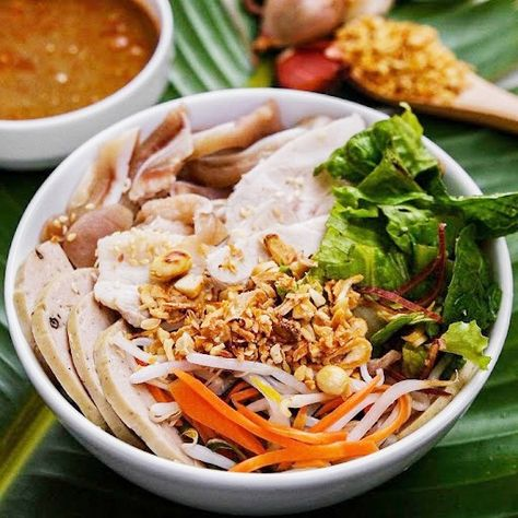 Bún mắm nêm là món ăn đặc trưng của miền Trung và miền Nam Việt Nam, nổi bật với hương vị đậm đà, cay nồng đặc trưng. Mắm nêm, cùng với các nguyên liệu tươi ngon, tạo nên một món ăn có sức hấp dẫn không thể cưỡng lại. Cùng yêu bếp núc khám phá cách làm bún mắm nêm chuẩn vị, vừa đơn giản lại ngon miệng trong bài viết dưới đây.
