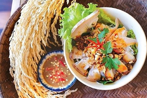3. Hoàn Thành Bún Mắm Nêm
Luộc bún: Bún tươi cho vào nồi nước sôi, luộc trong 1-2 phút cho bún mềm rồi vớt ra để ráo nước. Nếu bún có độ dính, bạn có thể xả qua nước lạnh để bún không bị dính lại.
Trình bày: Cho bún ra tô, sau đó xếp thịt heo, tôm, chả lụa, cà rốt, dưa leo, hành tây lên trên. Thêm rau thơm, đậu phộng rang và bánh tráng nướng lên trên bát bún.
Thêm nước mắm nêm: Rưới nước mắm nêm đã chuẩn bị lên bún. Tùy vào sở thích, bạn có thể cho thêm ớt tươi và một chút chanh để món ăn thêm đậm đà.