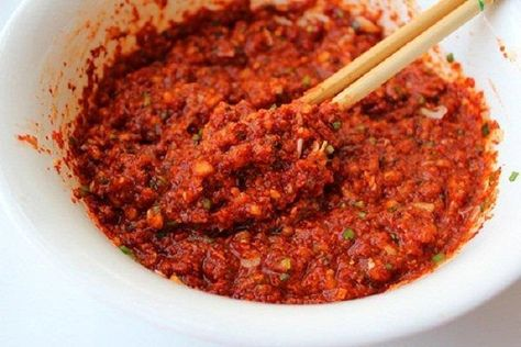 Bước 2: Làm gia vị kim chi
Trong một bát nhỏ, pha hỗn hợp gia vị: cho tỏi băm, gừng băm, ớt bột Hàn Quốc, nước mắm, đường, giấm và nước lọc vào. Khuấy đều cho gia vị hòa quyện với nhau.
Nếu bạn muốn kim chi thêm phần đậm đà, có thể thêm dầu mè và nước cốt chanh vào hỗn hợp gia vị.
