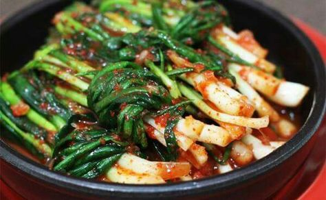 Bước 4: Chờ kim chi lên men
Sau khi trộn đều, bạn cho kim chi hành lá vào một hũ thủy tinh hoặc hộp đựng sạch, nén chặt để kim chi không bị nổi lên trên mặt.
Để kim chi ở nhiệt độ phòng trong khoảng 1-2 ngày để lên men. Sau đó, bạn có thể bảo quản kim chi hành lá trong tủ lạnh để dùng dần.
