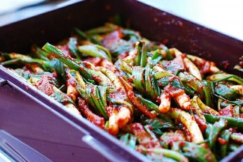 Một số lưu ý khi làm kim chi hành lá
Gia vị cay: Mức độ cay của kim chi có thể điều chỉnh tùy vào sở thích của mỗi người. Bạn có thể thêm bớt ớt bột để đạt độ cay vừa phải.
Thời gian lên men: Kim chi hành lá sẽ có vị ngon nhất khi được để từ 1-2 ngày ở nhiệt độ phòng, nhưng nếu bạn để lâu hơn, kim chi sẽ chua hơn.
Bảo quản kim chi: Để kim chi luôn giữ được độ tươi ngon, bạn nên bảo quản trong tủ lạnh và sử dụng trong khoảng 1-2 tuần.