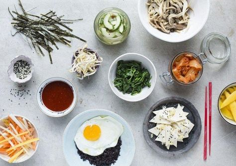 Nguyên liệu chính:
2 chén cơm trắng (nên dùng cơm nóng)
100g thịt bò (có thể thay bằng thịt gà hoặc không dùng thịt)
1 quả trứng gà
50g giá đỗ
1/2 củ cà rốt
1/2 quả dưa leo
Rau chân vịt (hoặc cải bó xôi)
Nấm (nấm hương hoặc nấm kim châm)
Rong biển khô (tùy chọn)