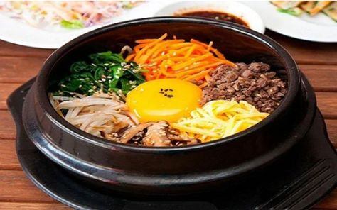 🥢 Mẹo Nhỏ Giúp Cơm Trộn Thêm Ngon
Sử dụng cơm trắng dẻo để dễ trộn và giữ được độ nóng.
Nước sốt là linh hồn của món ăn – nên dùng đúng loại tương ớt Hàn Quốc để đúng vị.
Có thể cho thêm kim chi, hành lá, hoặc vừng rang để tăng hương vị.
Nếu có nồi đá Hàn Quốc (dolsot), bạn có thể làm Bibimbap nồi đá để lớp cơm cháy giòn, rất hấp dẫn.