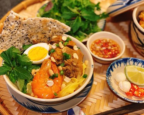 Mì Quảng – một trong những đặc sản nổi tiếng của vùng đất Quảng Nam – luôn làm xiêu lòng thực khách bởi hương vị đậm đà, độc đáo. Trong đó, mì Quảng trộn tôm thịt là một biến tấu hấp dẫn, dễ làm tại nhà, giúp bạn đổi vị bữa ăn thường ngày. Hãy cùng vào bếp với yêu bếp núc sẽ hướng dẫn chi tiết cách làm mì Quảng trộn tôm thịt chuẩn vị, ngon đúng điệu và chuẩn vị!