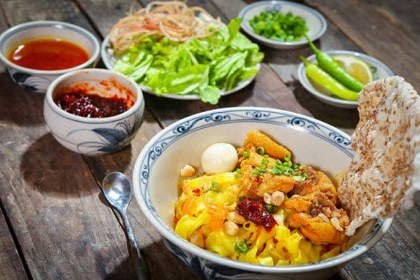 Cách trình bày đẹp mắt và hấp dẫn:
Trải lớp rau sống ra tô hoặc đĩa lớn.
Cho mì Quảng lên trên, chan ít nước trộn vừa đủ.
Xếp thịt, tôm, trứng cút lên mặt.
Rắc đậu phộng rang, thêm vài lát ớt tươi.
Bẻ bánh tráng nướng và cắm vào cạnh tô cho đẹp.
Khi ăn, trộn đều và nặn thêm chanh nếu thích vị chua nhẹ.